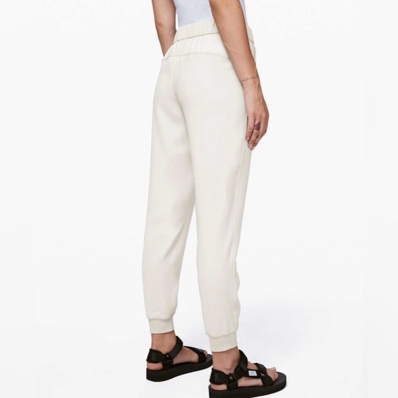 Lululemon On the Fly Jogger
Silverstone
W5BZDS
Size 4? - Picture 2 of 7